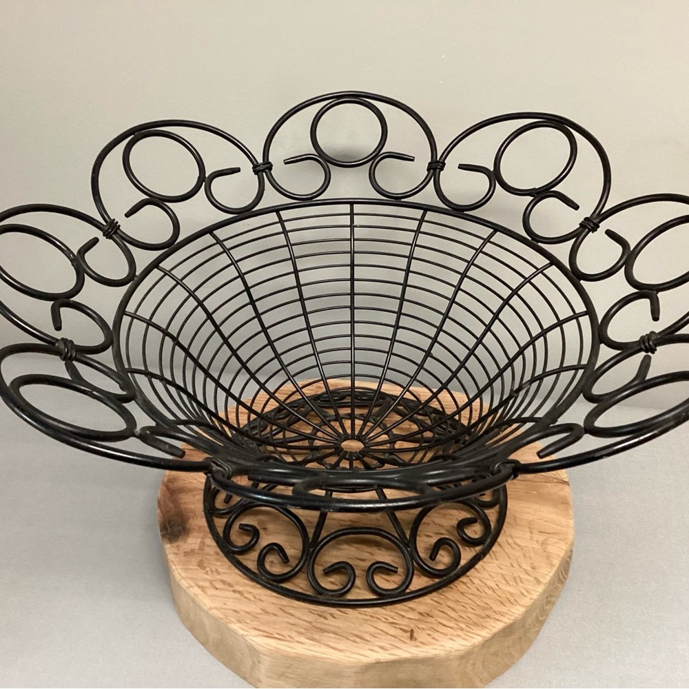 Fruit Bowl - Bread Basket - Heavy Metal Wire Type Design - Excellent Condition - Picture 2 of 9